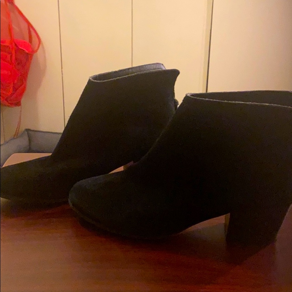 Black ankle boot zipper in the back